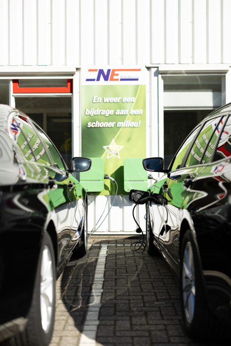 Het duurzame oplaadpunt bij het NE DistriService kantoor