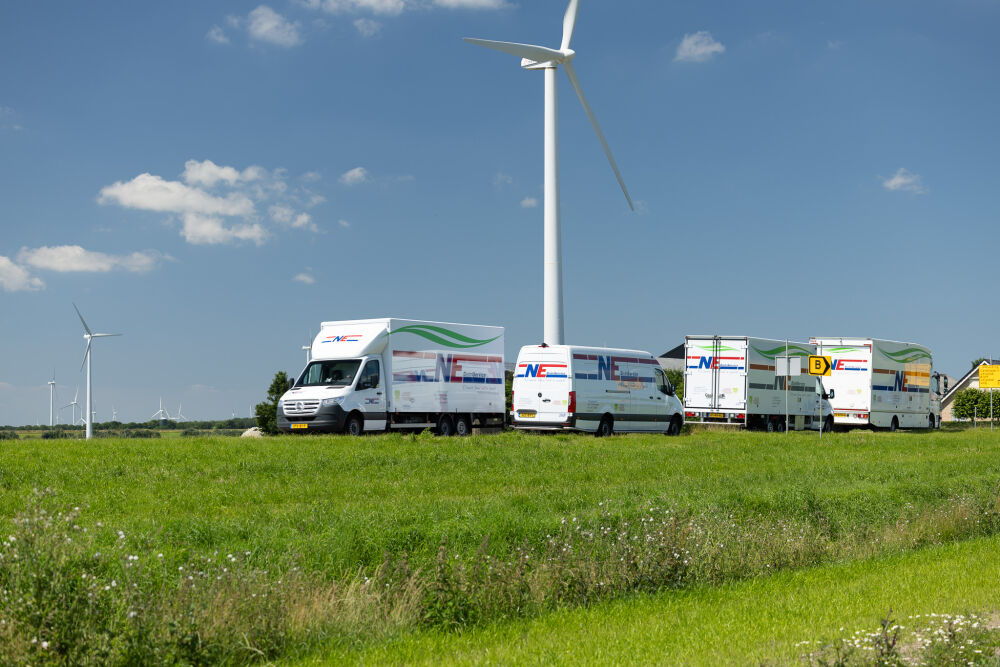 De wagens van NE DistriService bij windmolens