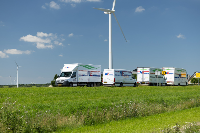 De wagens van NE DistriService bij windmolens