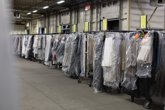 Hangende mode in het magazijn